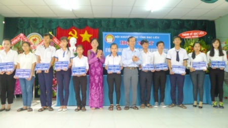 Khen thưởng những học sinh học giỏi.