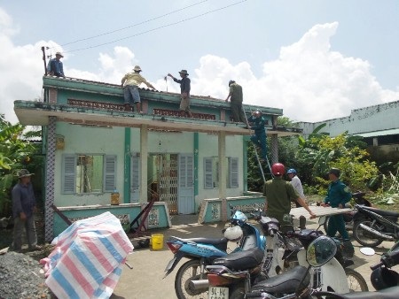 Hỗ trợ dân sửa sang lại nhà cửa để ổn định cuộc sống. (Ảnh: CTV)