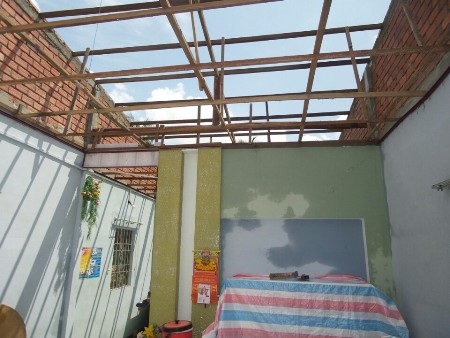 Nhiều căn nhà dân bị ảnh hưởng nặng sau mưa lớn và lốc xoáy.