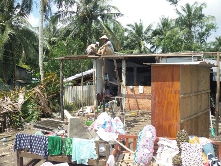 Lốc xoáy gây thiệt hại hàng chục nhà dân - 1