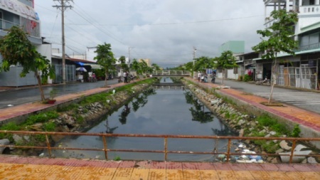 Dòng kênh “đen” nhiều năm “tra tấn” người dân thành phố - 1