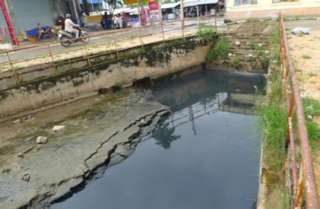 Hệ thống cống bơm nước ra ngoài bị bế tắc...