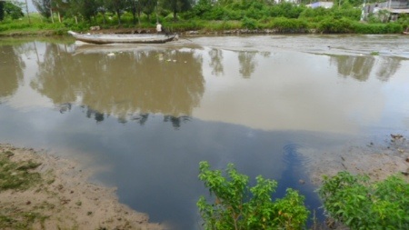 Nước từ dòng Kênh Hở chảy ra kênh lớn 30/4 rất yếu và toàn là nước đen. Đây là nỗi bức xúc lớn của người dân nhưng chính quyền địa phương chưa quan tâm đúng mức.