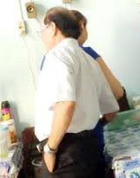 Hình ảnh ông Tấn quàng tay vào đùi nữ tạp vụ được cắt ra từ clip.