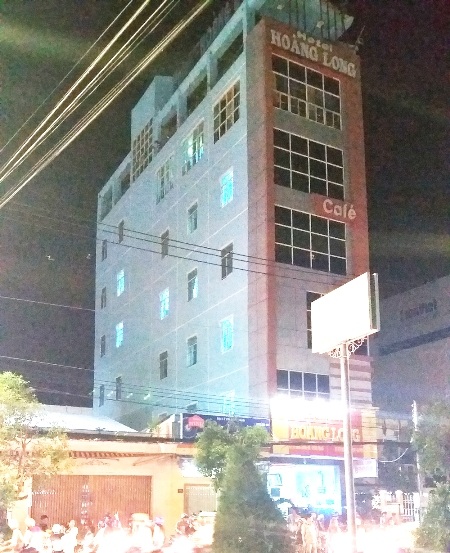 Rơi từ sân thượng khách sạn 5 tầng, nam thanh niên tử vong - 1 Khách sạn Hoàng Long, nơi xảy ra vụ việc.