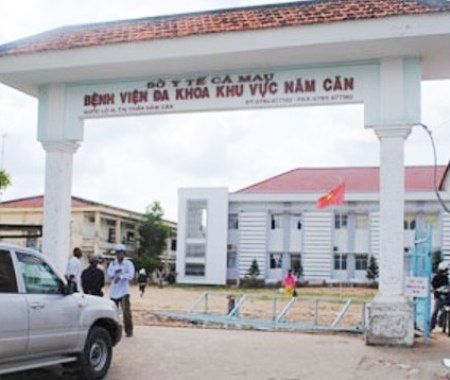 “Hào phóng” chi tiền ngân sách, nhiều lãnh đạo huyện bị đề nghị kiểm điểm - 1 Bệnh viện đa khoa huyện Năm Căn, một trong những công trình sai phạm nhưng được chủ đầu tư “hào phóng” thanh toán thừa tiền.