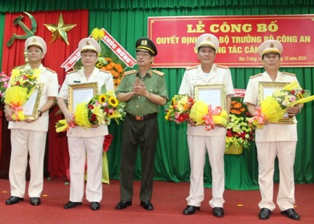 Thứ trưởng Bộ Công an Nguyễn Văn Thành (giữa) trao quyết định cho Đại tá Đặng Hoàng Đa (thứ 1) và Đại tá Lê Minh Quang (thứ 2) từ trái qua.