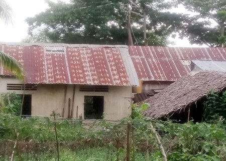 Trường Tiểu học Phú Hữu A đã xuống cấp, sân chơi còn bằng đất đã ảnh hưởng không nhỏ đến các em học sinh.