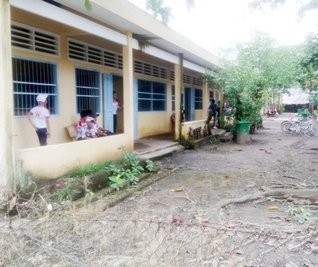 Sân trường của Trường THCS Phú Hữu đầy bùn lầy mỗi khi mùa mưa lũ đến.