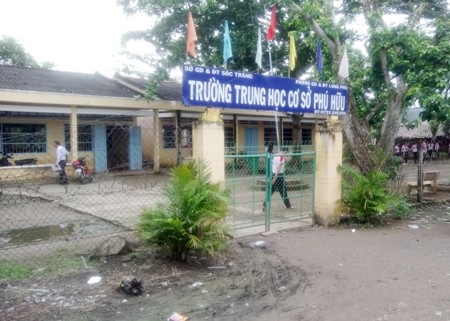 Trường THCS Phú Hữu cũng cùng chung số phận khi đã xuống cấp nghiêm trọng.