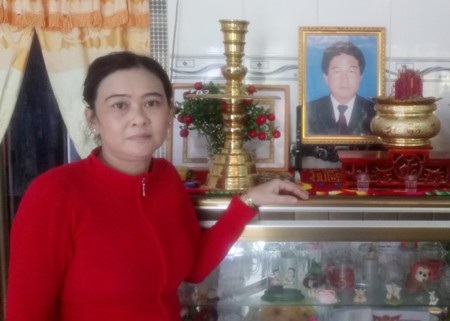 Bà Hà bên di ảnh của chồng.