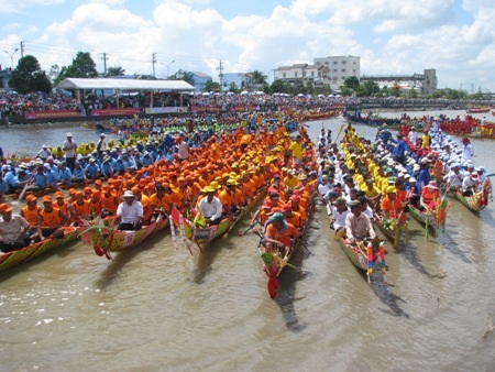 Hơn 40 đội đến từ các tỉnh ĐBSCL tham gia đua ghe Ngo.