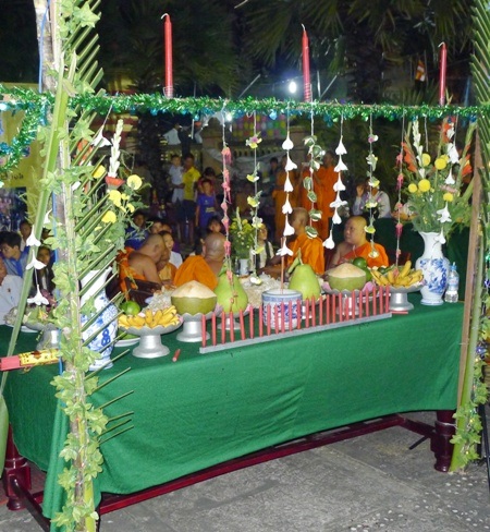 Rất nhiều vật trang trí trên bàn cúng thể hiện ý nghĩa ngày, tháng, năm trong lễ cúng Trăng.