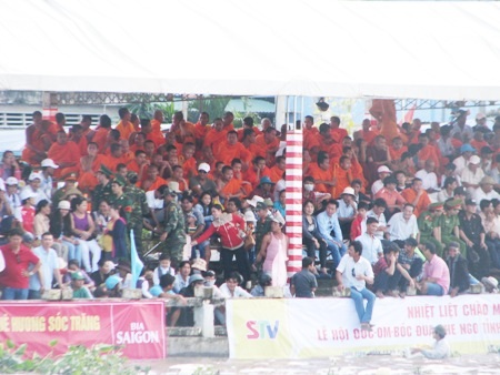 Nhiều nhà sư cũng tham gia xem và cổ vũ hết mình cho các đội đua đến từ chùa của mình.