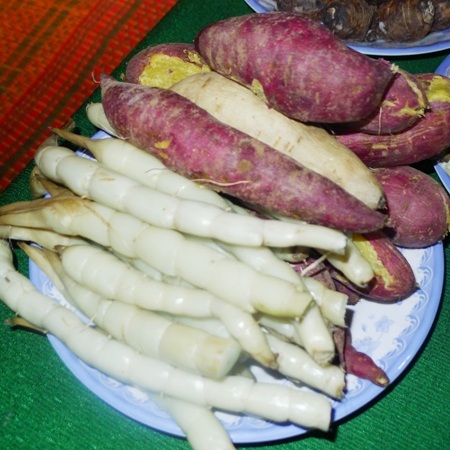 Từ nông sản của người dân làm ra như khoai...