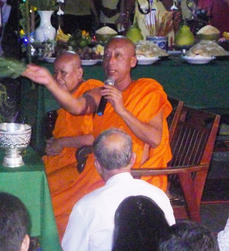 Nhà sư đọc kinh cầu mong mọi sự bình an và người dân có thêm một mùa năm mới nữa được sung túc.