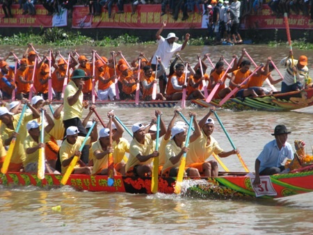 Hơn nhau chỉ từng nhịp dầm bơi.