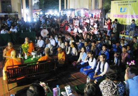 Đông đảo người dân Khmer và các sư của các chùa cùng tề tựu tham gia lễ cúng Trăng.