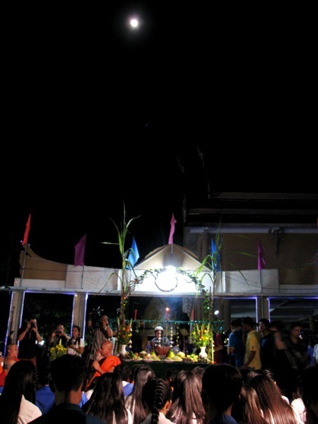Lễ cúng Trăng được tổ chức dưới ánh trăng sáng ngày rằm.