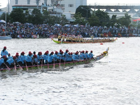 Các đội ghe Ngo nữ tranh tài cũng rất sôi nổi, hào hứng.