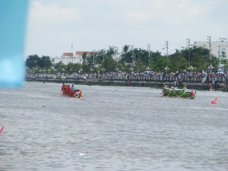 Các đội nam quyết liệt ngay từ đầu trận đua.