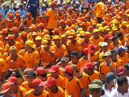 Những chàng thanh niên Khmer khỏe mạnh đã mang đến các màn đua ghe cực kỳ hấp dẫn.