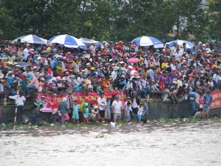 Hàng chục ngàn người đã đổ về sông Maspero để xem đua ghe Ngo của đồng bào Khmer Nam Bộ tại Sóc Trăng.
