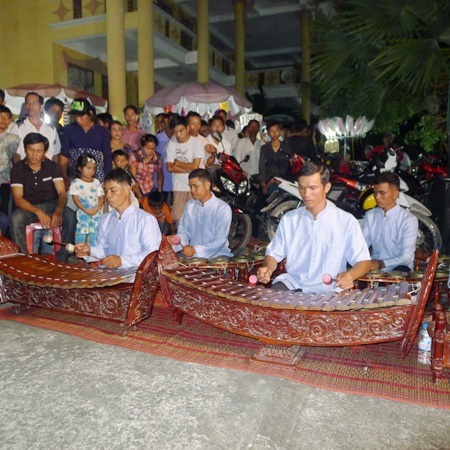 Tiếng nhạc từ dàn ngũ âm rộn ràng dưới ánh trăng sáng làm không khí của đêm cúng Trăng trở nên huyền dịu thay.