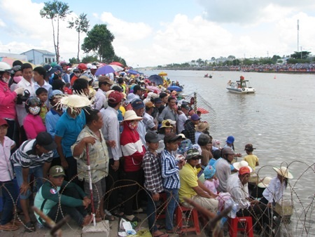 Sóc Trăng: Hàng chục ngàn người cuồng nhiệt xem đua ghe Ngo - 1