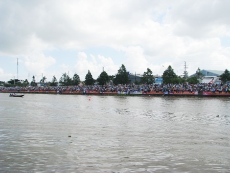 Sóc Trăng: Hàng chục ngàn người cuồng nhiệt xem đua ghe Ngo - 2