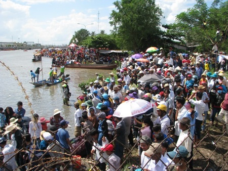 Sóc Trăng: Hàng chục ngàn người cuồng nhiệt xem đua ghe Ngo - 3