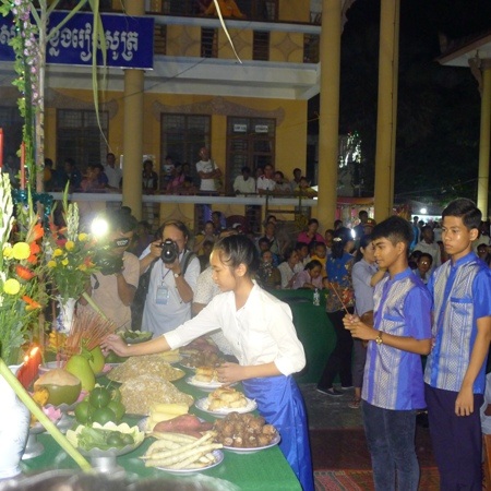 Từ già đến trẻ thắp hương cúng Trăng, thể hiện sự nối tiếp thế hệ này qua thế hệ khác.