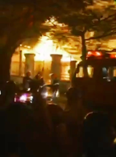 Quán cơm cháy ngùn ngụt, đe dọa nhiều trụ sở và nhà dân - 1
Lửa cháy ngùn ngụt tại quán cơm.