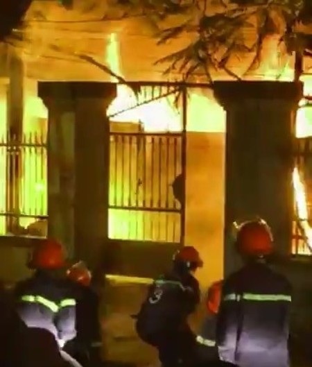 Quán cơm cháy ngùn ngụt, đe dọa nhiều trụ sở và nhà dân - 2 Lực lượng chữa cháy đã khá vất vả để dập lửa.