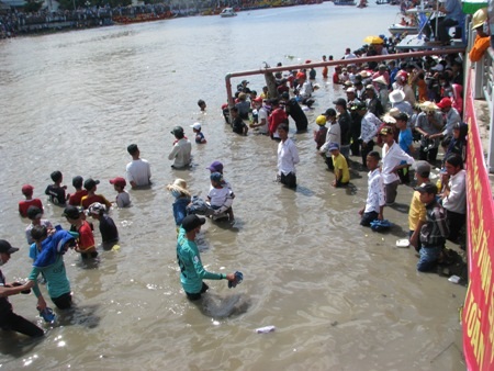 Hết chỗ trên bờ, người dân lội xuống sông...