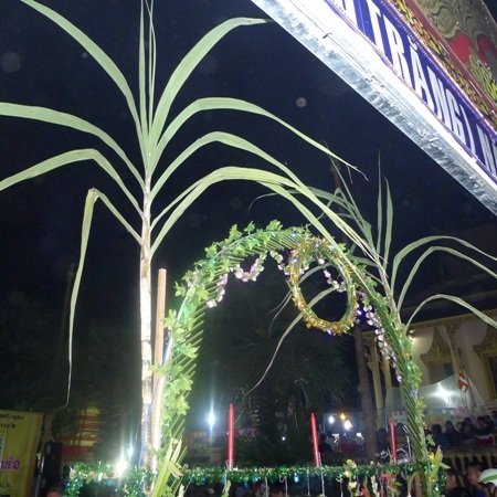 Trong đó có 2 cây mía tượng trưng cho sự sinh sôi, nẩy nở.