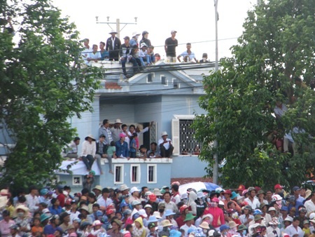 Lên cả mái nhà để xem, cổ vũ cho các đội đua.
