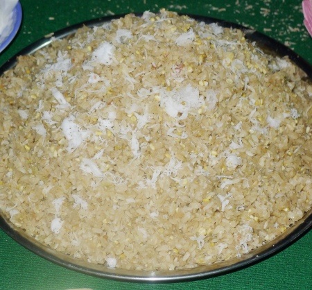 ... nhưng có một vật cúng chính không thể thiếu đó là cốm dẹp được làm từ lúa nếp.