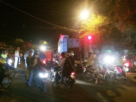 Khu vực cháy trở nên náo loạn khi gần trụ sở cơ quan nhà nước và nhà dân.