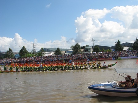 Sóc Trăng: Hàng chục ngàn người cuồng nhiệt xem đua ghe Ngo - 15