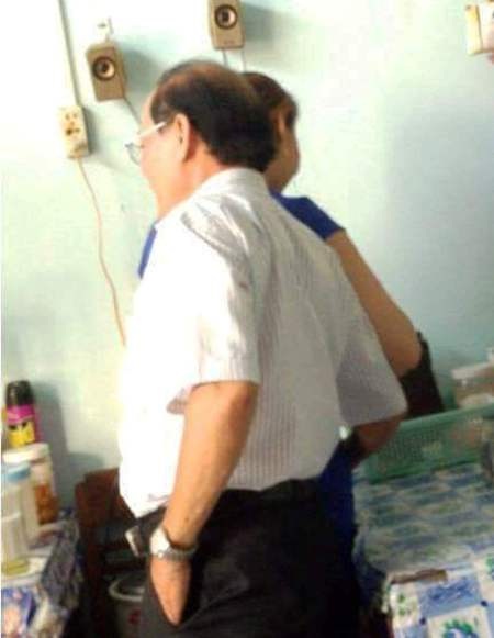 Chính thức kỷ luật Phó Giám đốc Sở quàng tay vào đùi nữ tạp vụ - 2 Hình ảnh ông Tấn quàng tay vào người nữ tạp vụ được cắt ra từ clip.