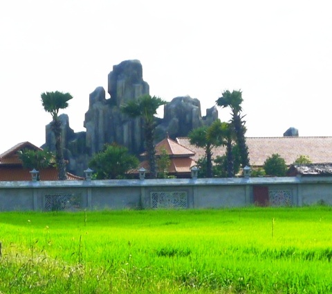 Công trình có ngọn núi nhân tạo rất hoành tráng mọc lên giữa đồng.