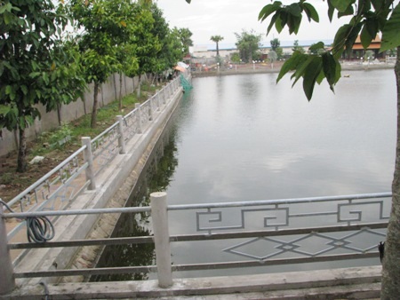 Hé lộ cảnh "biệt phủ" có ngọn núi nhân tạo mọc giữa đồng - 2