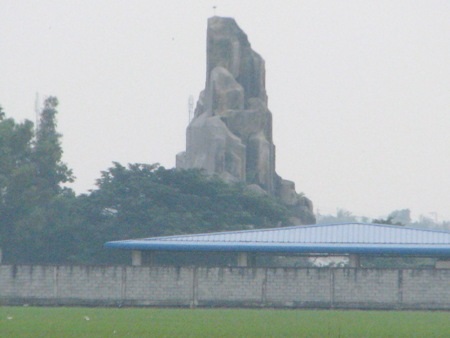 Hé lộ cảnh "biệt phủ" có ngọn núi nhân tạo mọc giữa đồng - 11