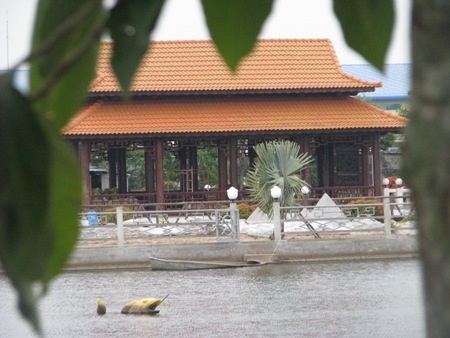 Hé lộ cảnh "biệt phủ" có ngọn núi nhân tạo mọc giữa đồng - 5