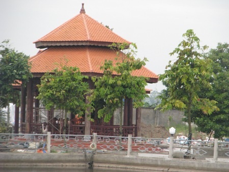 Hé lộ cảnh "biệt phủ" có ngọn núi nhân tạo mọc giữa đồng - 6