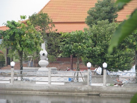 Nhiều khu nhà lợp màu ngói, trong đó được cho là có khu nhà hàng.