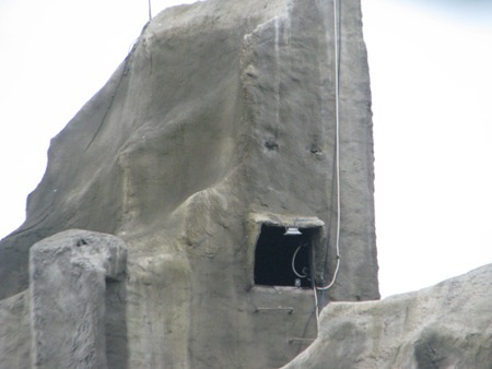 
Theo người dân cho biết, ngọn núi nhân tạo này cao bằng tòa nhà 5 tầng, nhiều khả năng rỗng bên trong.
