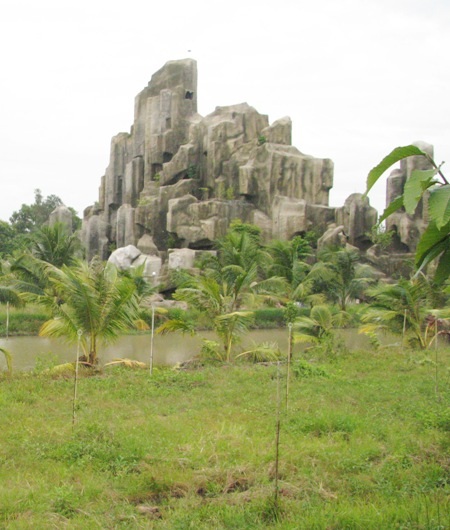 Toàn cảnh ngọn núi nhân tạo.