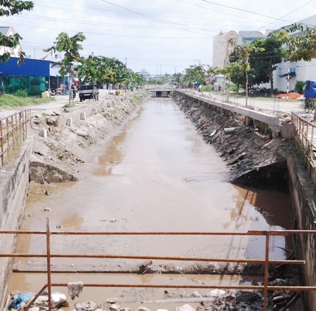 Dòng kênh đen tra tấn người dân: Đã nạo vét lòng kênh để “xóa” ô nhiễm! - 2 Một đoạn kênh đã được nạo vét.